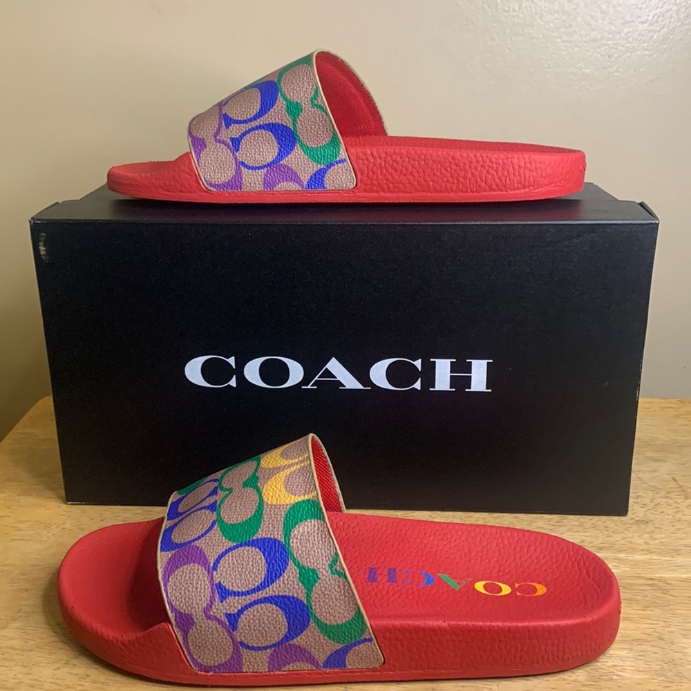 Easy to slip on coach sides, with a colorful design ban strap.